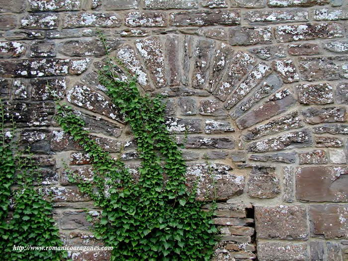 PORTADA ORIGINAL CEGADA EN EL MURO NORTE -PIES-